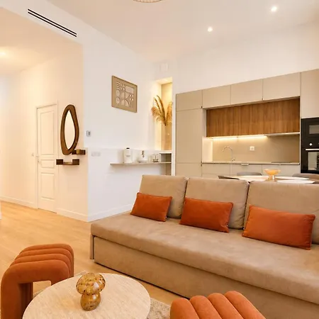 Luxurious Renovated 3-room - Center Apartament *